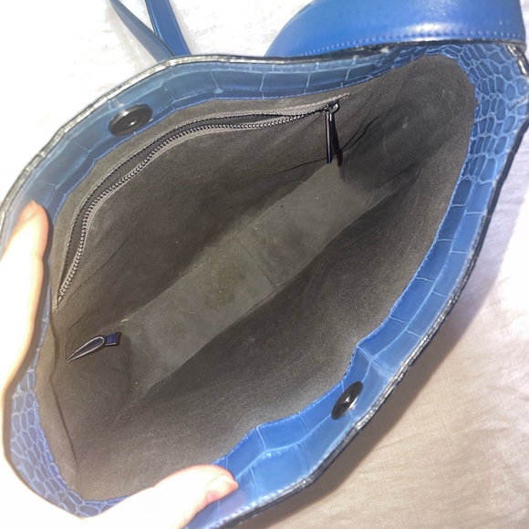 VINCE blue crocodile embossed leather crossbody purse - Picture 4 of 8